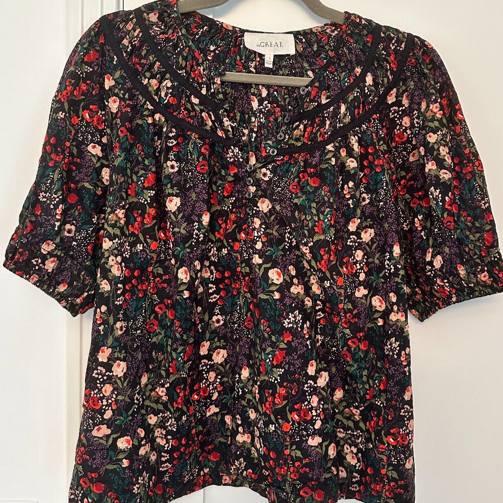 the GREAT. navy floral short sleeved smocked swing blouse - Small